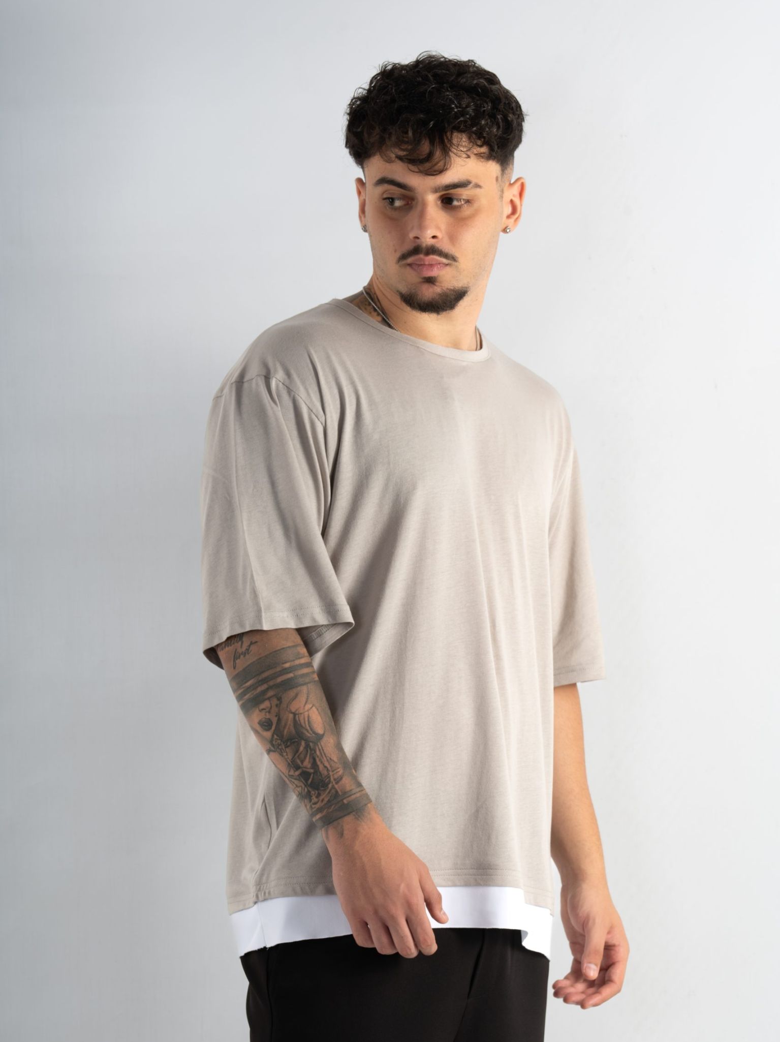 Tricou Gri Prelungire Albă 2